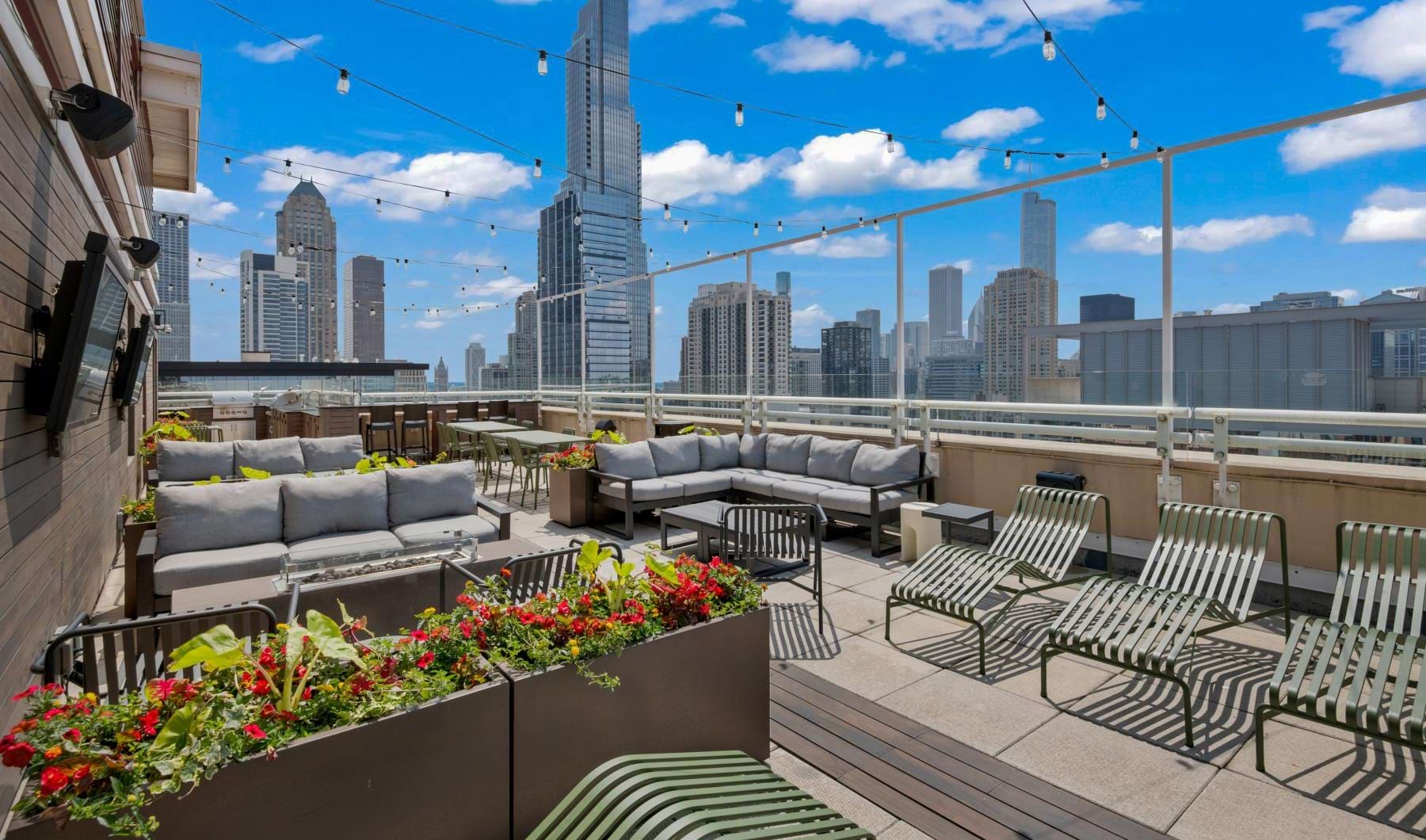 Chestnut Tower rooftop sundeck with lounge seating and panoramic Chicago skyline views