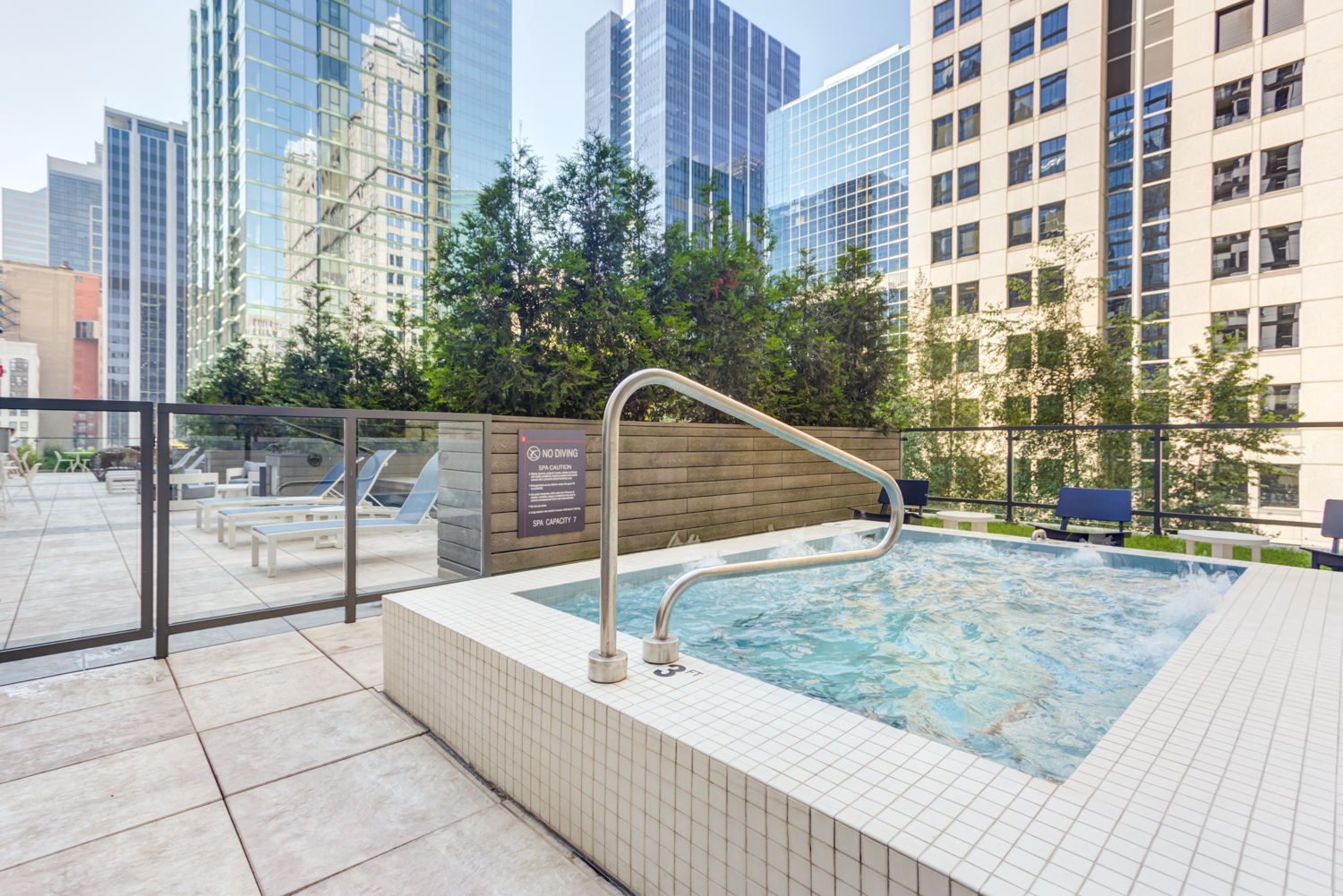 Terrace with jacuzzi at Lake & Wells Chicago apartments
